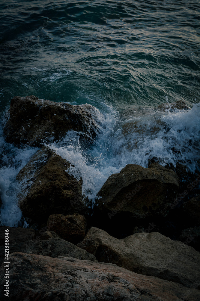 El mar choca con las rocas El mar choca con las rocas