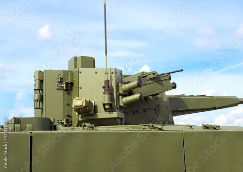 Automatic cannon and machine gun on the turret