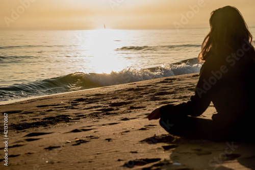 Joven practicando la meditación al amanecer. Concepto de relax.