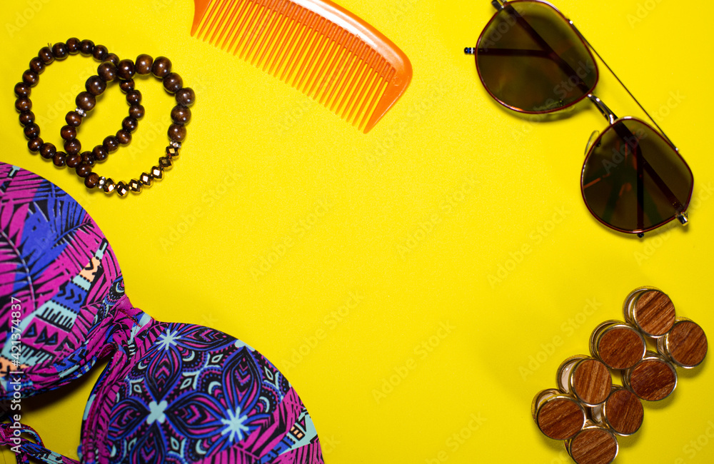 Naklejka premium Accessory Beach Yellow Background