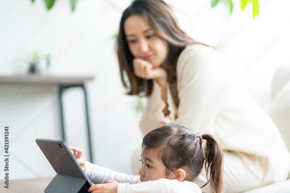 タブレットPCを見る日本人親子 タブレットPCを見る日本人親子