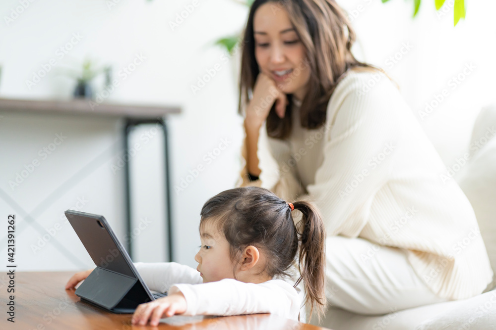 タブレットPCを見る日本人親子 タブレットPCを見る日本人親子
