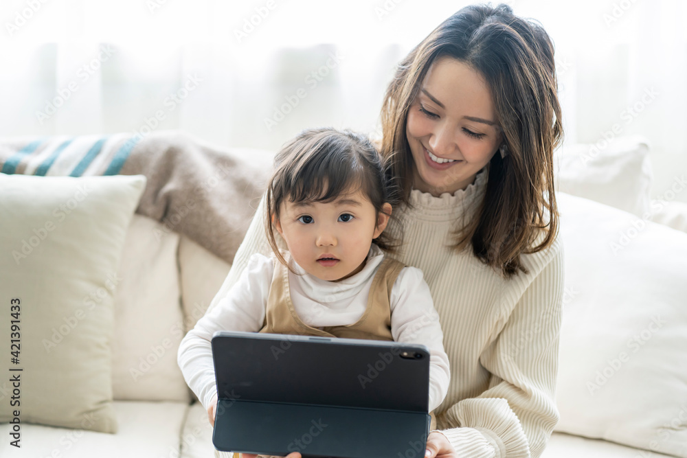 タブレットPCを見る日本人親子