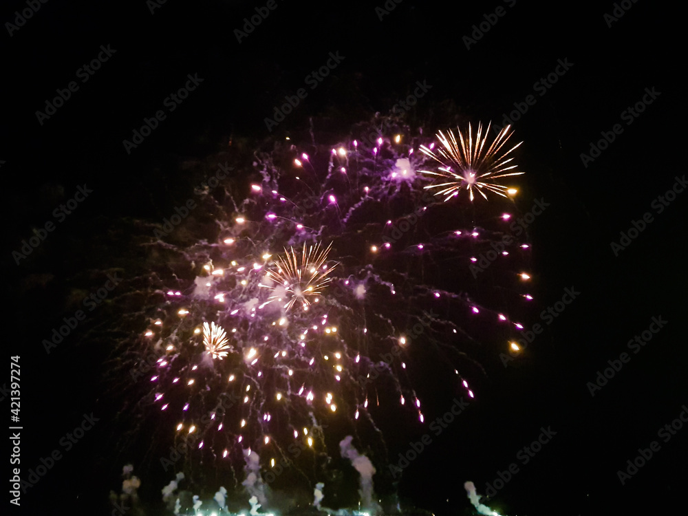Obraz premium fireworks on a night in a harbor, taken in the middle of the crowd