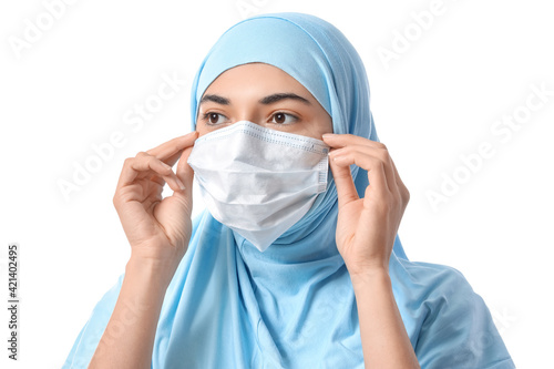 Female Muslim doctor in med...