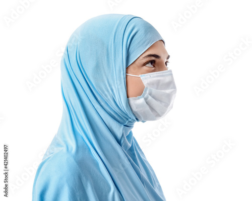 Female Muslim doctor in med...