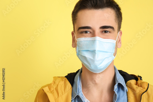Young man wearing medical m...