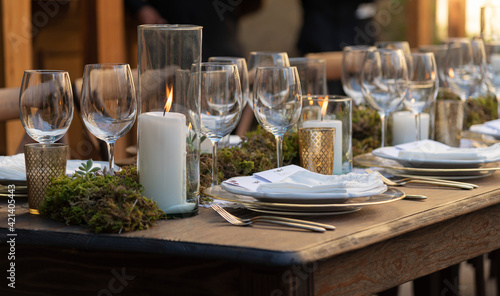 Copas velas y cubiertos sobre la mesa  © CelsoErnesto