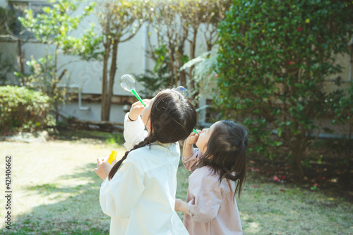 シャボン玉で遊ぶ姉妹