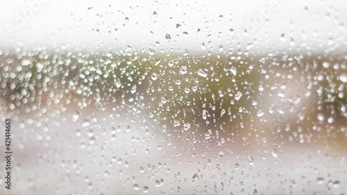 Gotas de lluvia sobre vidrio vista desde interior hacia campo abierto en la patagonia argentina
