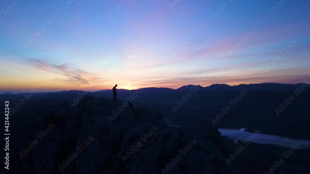 VIDEO OF ATHLETES TRAIL RUNNER IN A MOUNTAIN DURING SUNRISE. PEOPLE HIKING AT THE TOP OF A MOUNTAIN. RUNNERS ON EDGE OF CLIFF. SPORT, OUTDOOR AND VERTIGO CONCEPT. VIDEO OF ATHLETES TRAIL RUNNER IN A MOUNTAIN DURING SUNRISE. PEOPLE HIKING AT THE TOP OF A MOUNTAIN. RUNNERS ON EDGE OF CLIFF. SPORT, OUTDOOR AND VERTIGO CONCEPT.