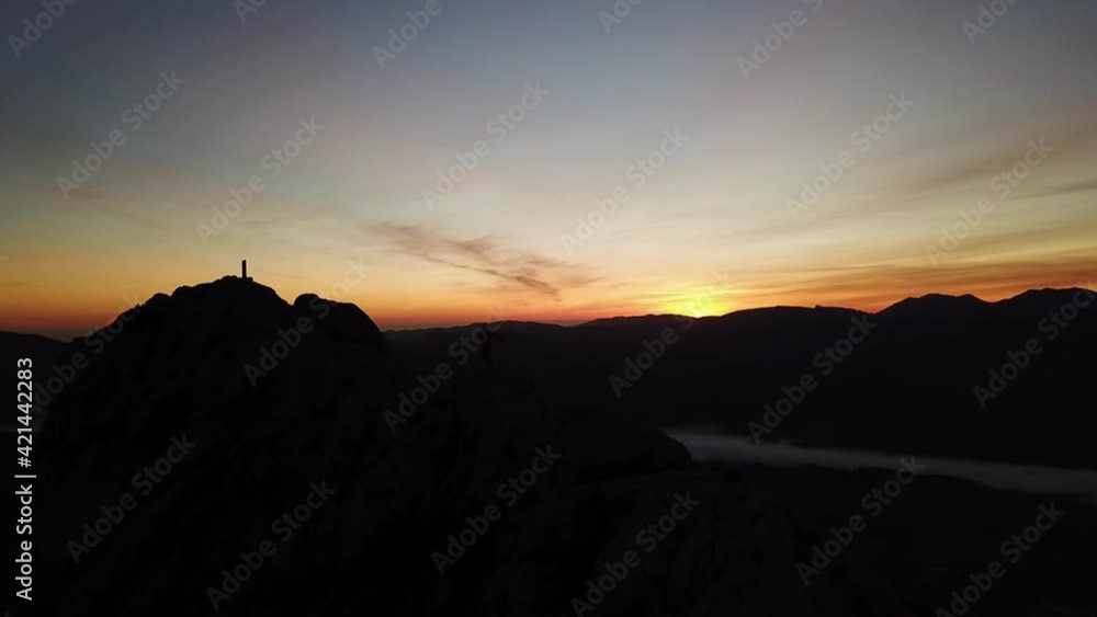 VIDEO OF ATHLETES TRAIL RUNNER IN A MOUNTAIN DURING SUNRISE. PEOPLE HIKING AT THE TOP OF A MOUNTAIN. RUNNERS ON EDGE OF CLIFF. SPORT, OUTDOOR AND VERTIGO CONCEPT. VIDEO OF ATHLETES TRAIL RUNNER IN A MOUNTAIN DURING SUNRISE. PEOPLE HIKING AT THE TOP OF A MOUNTAIN. RUNNERS ON EDGE OF CLIFF. SPORT, OUTDOOR AND VERTIGO CONCEPT.