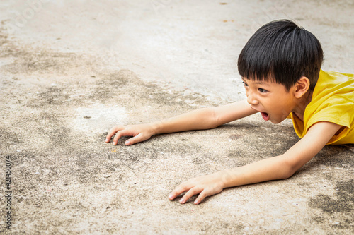 Bilde på lerret The boy falls to the cement floor