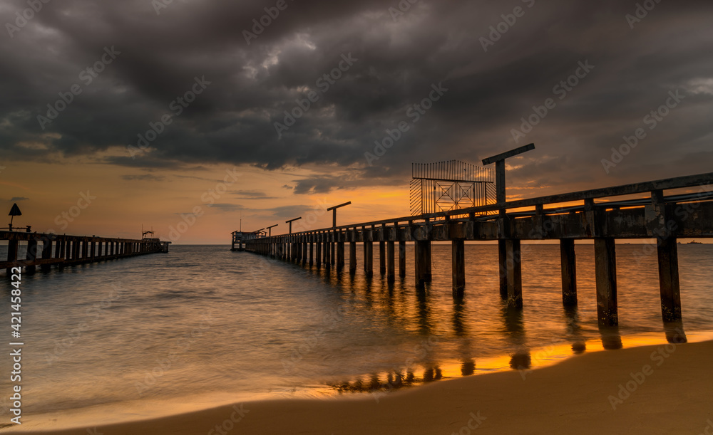 Obraz premium Long sea bridge in the sunset time.