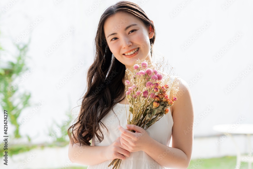 お花を持った若い日本人女性　ポートレート
