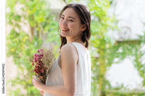 お花を持った若い日本人女性 ポートレート