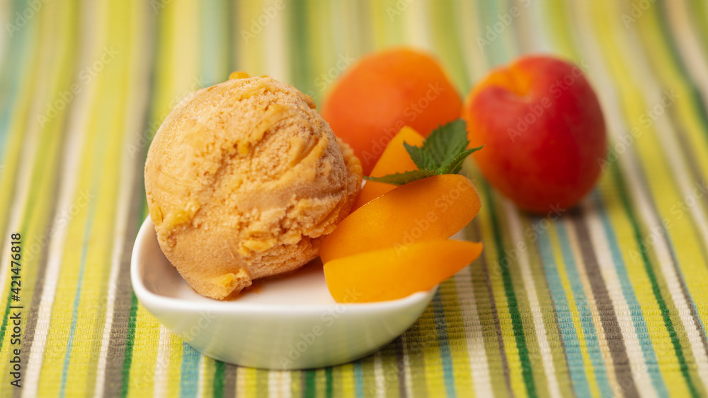 Frische Eiskugel Aprikoseneis mit Aprikosenstückchen Stock Photo ... Frische Eiskugel Aprikoseneis mit Aprikosenstückchen Stock Photo ...