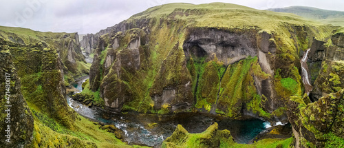 Tableau sur toile Majestic Fjaðrárgljúfur, Canyon Fardrargljufur Island Iceland during a rainy and wet days