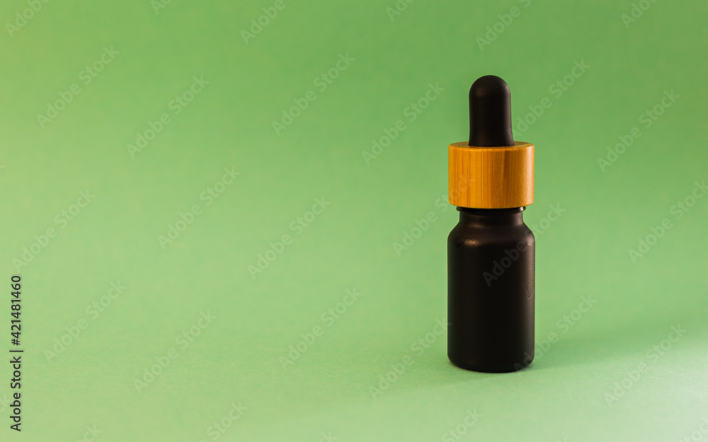 CBD Öl in einer schwarzen Flasche CBD Öl in einer schwarzen Flasche