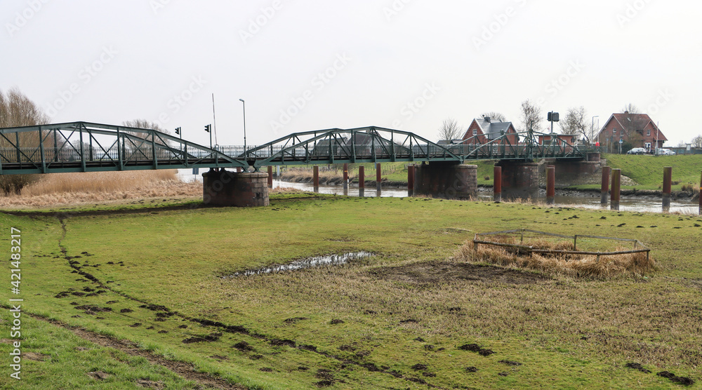 Fototapeta premium Historische Drehbrücke über die Pinnau in Neuendeich
