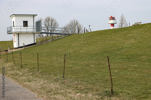 Elbdeich mit Leuchtfeuer an der Unterelbe bei Kollmar photo