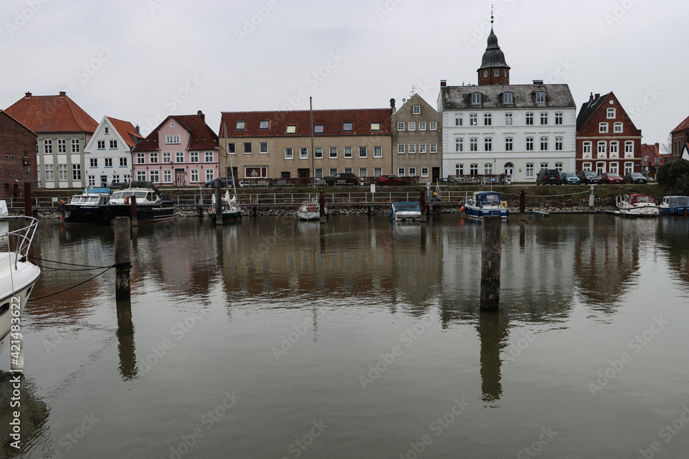 Romantisches Glückstadt; Häuserzeile am Binnenhafen