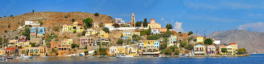 Symi – die schönste griechischen Insel  mit unzählige Minivillen in Pastellfarben an einen Hügel geklatscht  