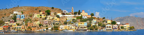 Symi – die schönste griechischen Insel mit unzählige Minivillen in Pastellfarben an einen Hügel geklatscht 