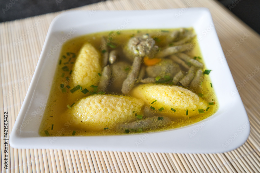 Suppe mit Nockerl, Leberspätzle, kleinen Leberknödel , Kurkuma und Kräutern servieren Suppe mit Nockerl, Leberspätzle, kleinen Leberknödel , Kurkuma und Kräutern servieren