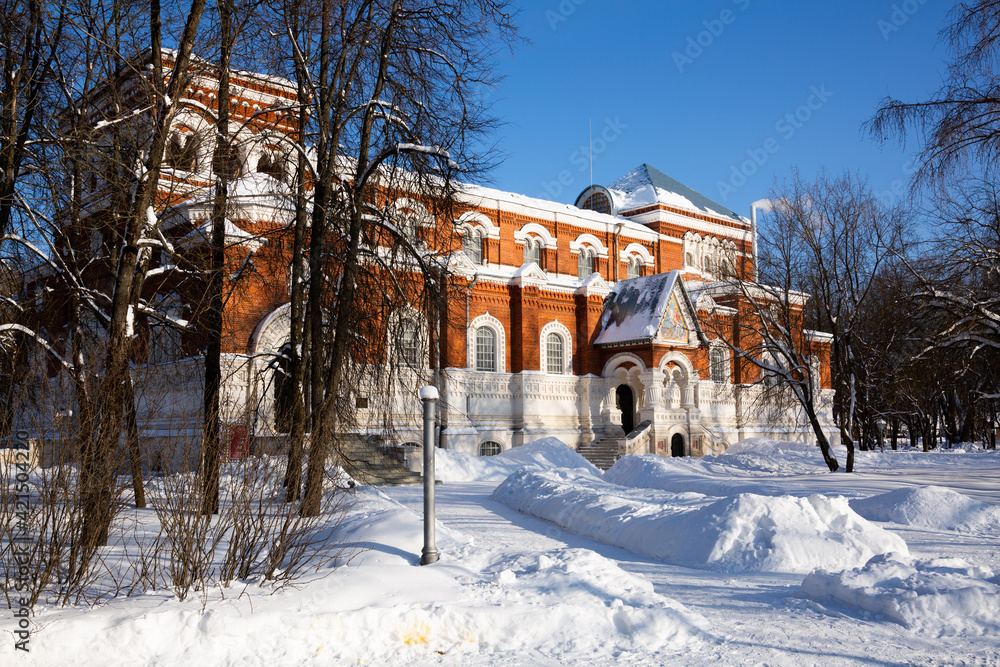 Naklejka premium Picturesque winter landscape overlooking historic building of Museum of Crystal in Russian town of Gus-Khrustalny.
