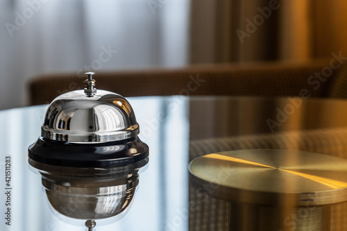 Fotografía service bell in a hotel, restaurant or other promises.