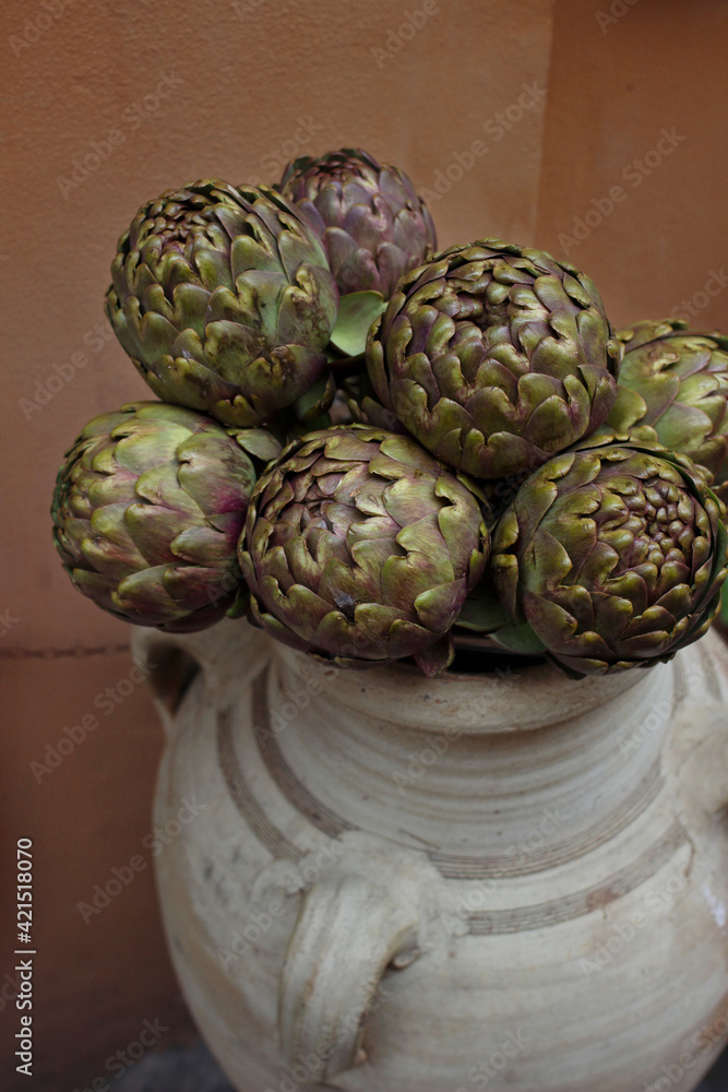 Obraz premium Fresh artichokes in a white ceramic vase in Rome, Italy