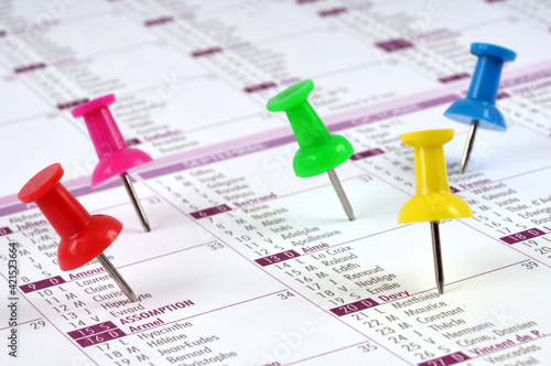 Rendez-vous noté sur un calendrier avec des punaises de différentes couleurs