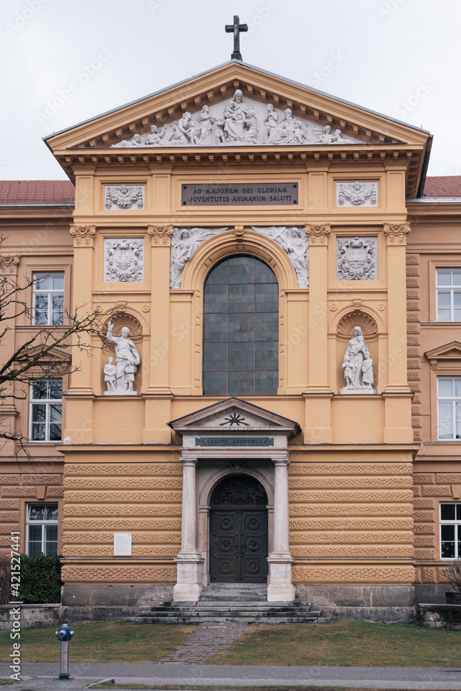 Obraz premium Sieberersches Waisenhaus - Sieberer Orphanage and Elderly Asylum in Innsbruck