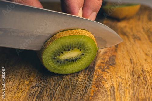 Slicing a kiwi