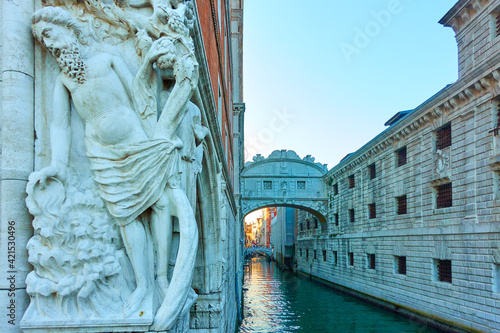 Drunkenness of Noah sculpture in Venice © Roman Sigaev