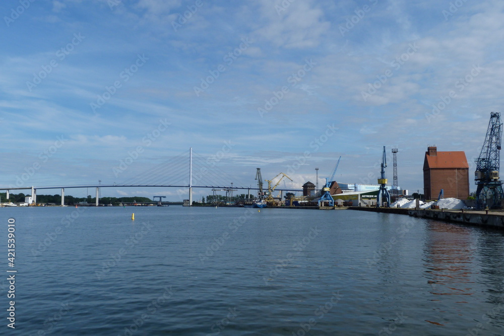 Hafen in Stalsund mit Rügenbrücke