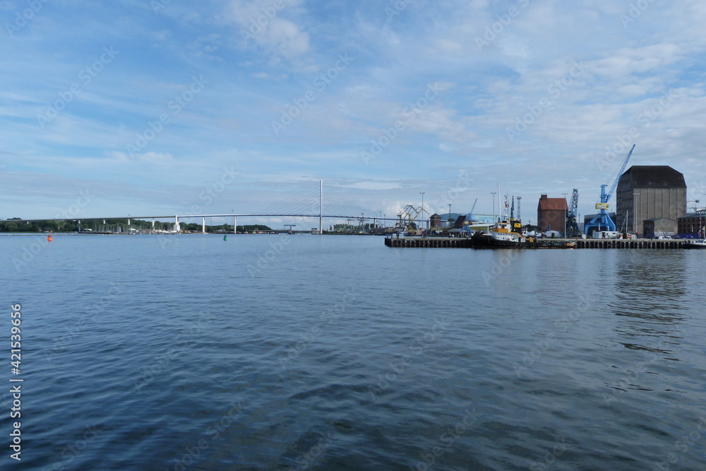 Hafen Stralsund mit Rügenbrücke
