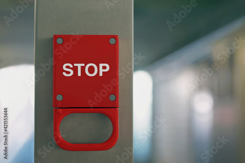 Roter Stophebel mit weisser Aufschrift Stop