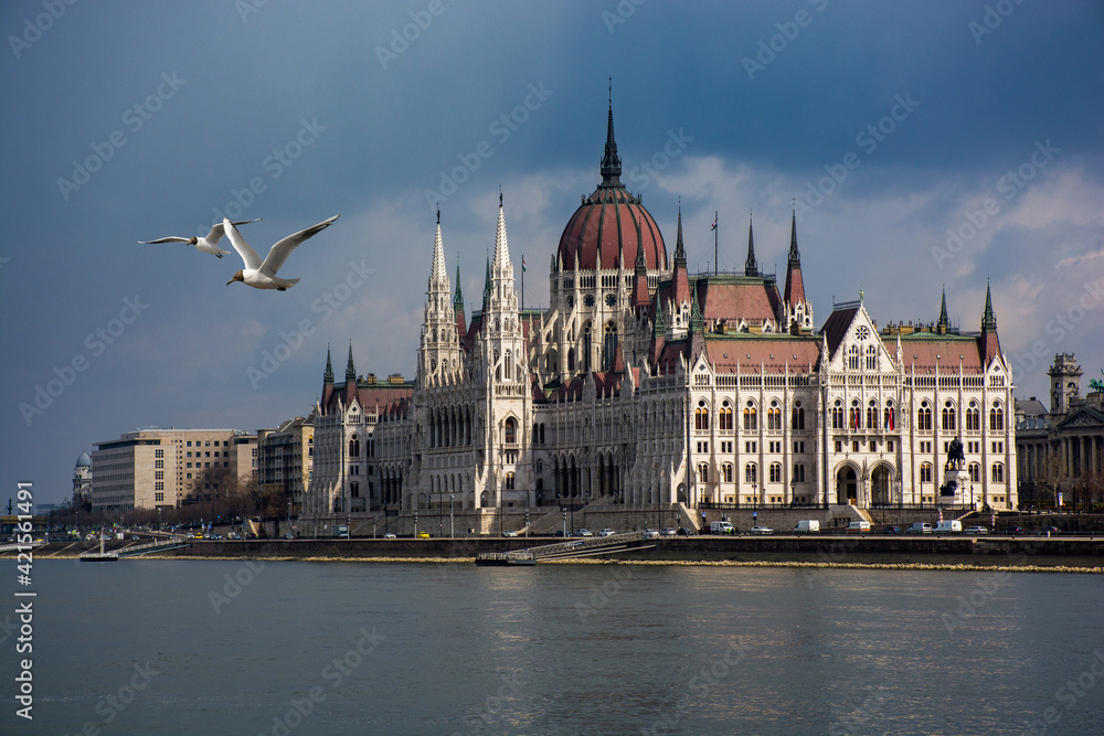 Obraz premium Hungary Budapest, Parliament against the background of the dramatic sky, reflected in the water