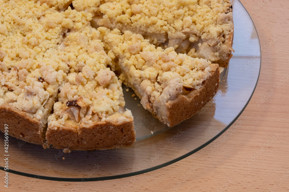 Angeschnittene Apfeltorte
Angeschnittene Apfeltorte
