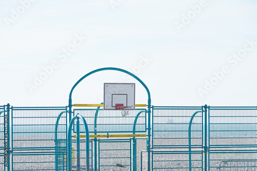 Un terrain de basket en bord de mer / A basketball court by the sea