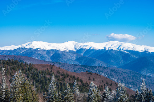 Obraz na płótnie Snowy mountain range in Romanian Carpathians near Brasov w salonie
