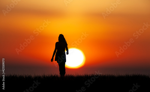 Silhouette einer Frau mit langen Haaren vor Sonnenuntergang