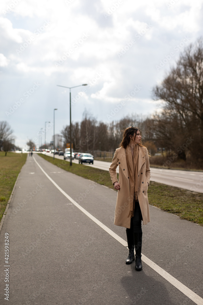 Elegante schöne Frau im Lifestyle Elegante schöne Frau im Lifestyle