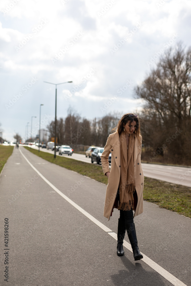 Elegante schöne Frau im Lifestyle Elegante schöne Frau im Lifestyle