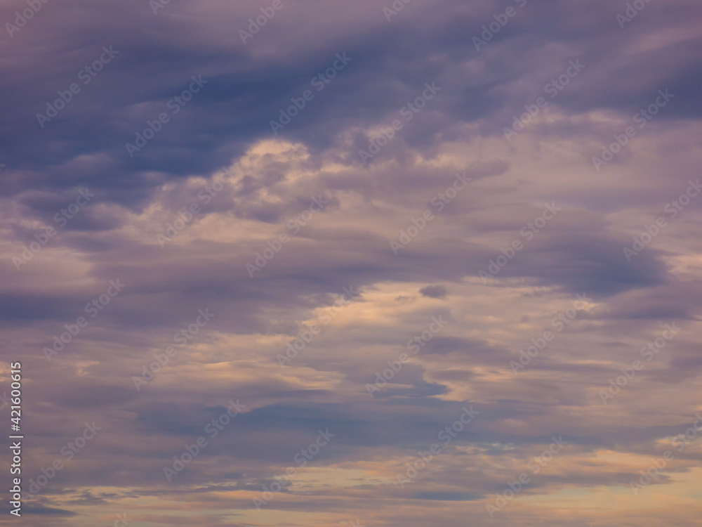 Nubes de color púrpura en el cielo poco antes de la puesta de sol en el norte de España