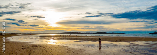 Imagen panorámica de una puesta de sol en la playa de Somo, en la región española de Cantabria