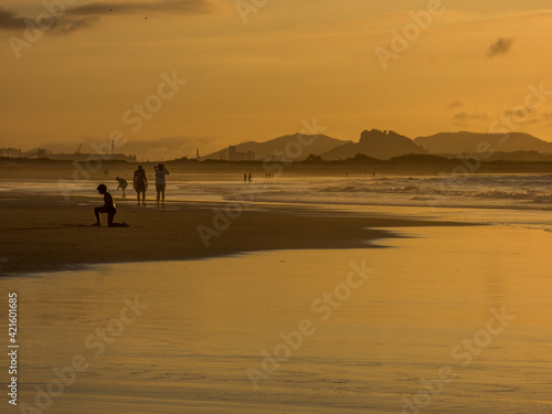 Puesta de sol en la playa de Somo, situada en la bahía de Santander, España