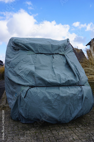 ein Wohnmobil ist in eine Plane gehüllt um vor der Witterung im Winter zu schützen - a mobile home is wrapped in a tarpaulin to protect against the weather in winter